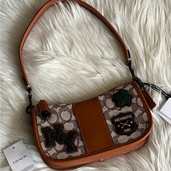 CG169 - Coach Swinger 20 in Signature Jacquard with Varsity Patches - Picture 11 of 12